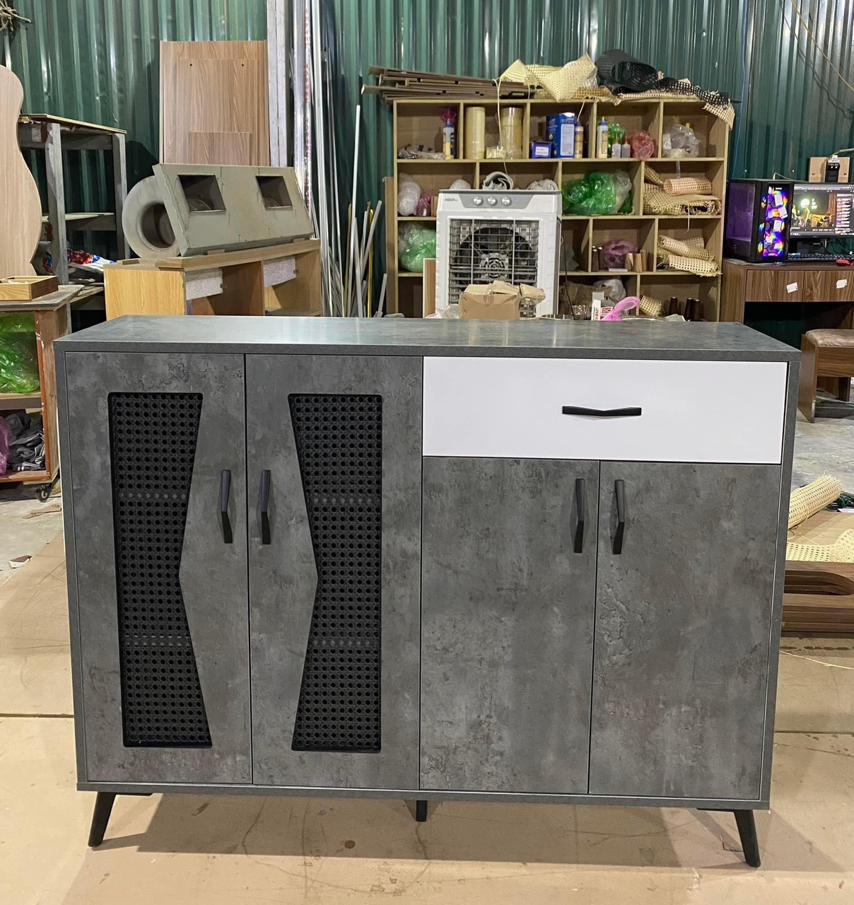 Tủ giày chất liệu gỗ công nghiệp mới