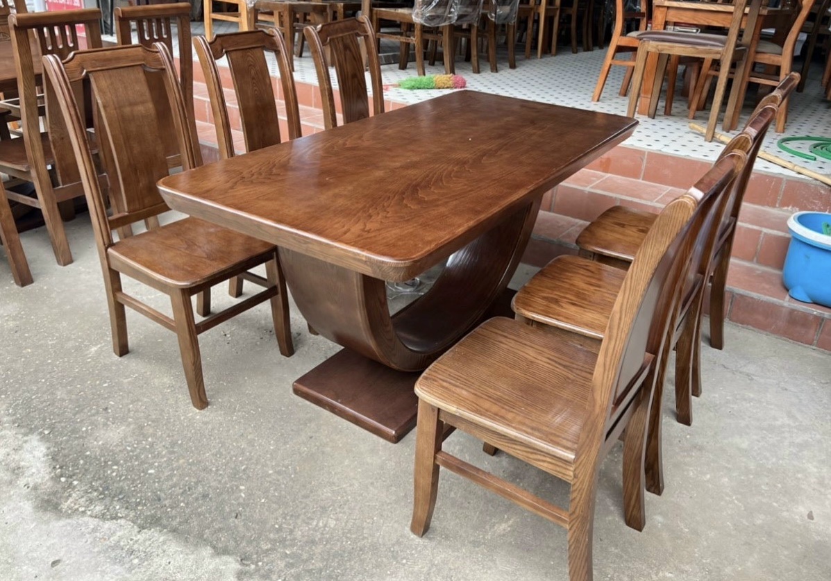 Bàn ăn gỗ sồi màu óc chó mới 2025